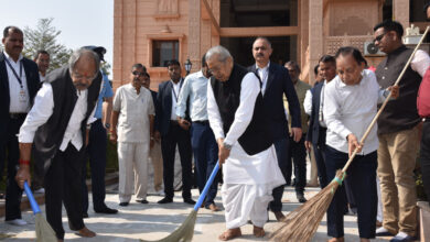 राज्यपाल श्री हरिचंदन ने श्री राम मंदिर और श्री जगन्नाथ मंदिर परिसर में झाडू लगाकर दिया स्वच्छता का संदेश…