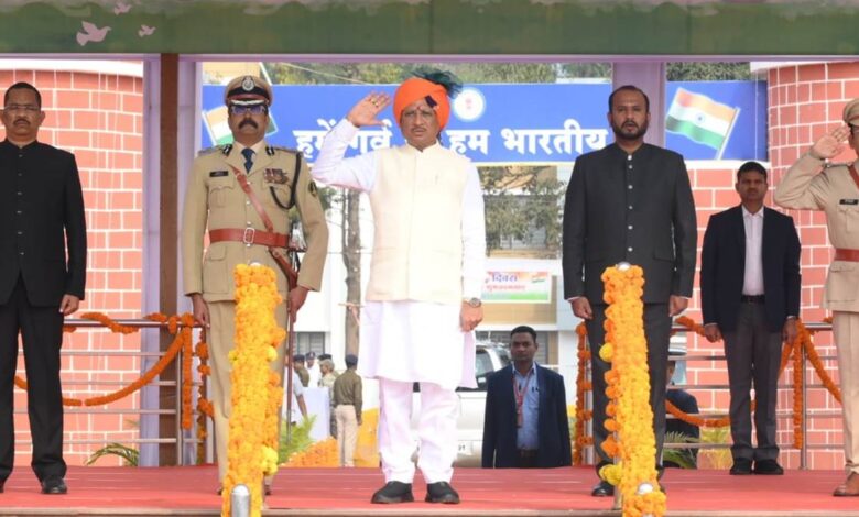 मुख्यमंत्री विष्णुदेव साय ने जगदलपुर में किया ध्वजारोहण, लालबाग मैदान में परेड की ली सलामी मुख्यमंत्री विष्णुदेव साय ने जगदलपुर में किया ध्वजारोहण, लालबाग मैदान में परेड की ली सलामी