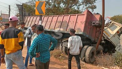 नंदिनी रोड जामुल में बड़ा हादसा, दीवार तोड़कर घुसी अनियंत्रित ट्रेलर…मौके पर चालक की मौत नंदिनी रोड जामुल में बड़ा हादसा, दीवार तोड़कर घुसी अनियंत्रित ट्रेलर…मौके पर चालक की मौत