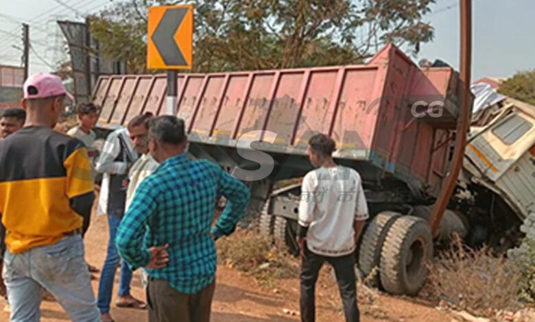 नंदिनी रोड जामुल में बड़ा हादसा, दीवार तोड़कर घुसी अनियंत्रित ट्रेलर…मौके पर चालक की मौत नंदिनी रोड जामुल में बड़ा हादसा, दीवार तोड़कर घुसी अनियंत्रित ट्रेलर…मौके पर चालक की मौत