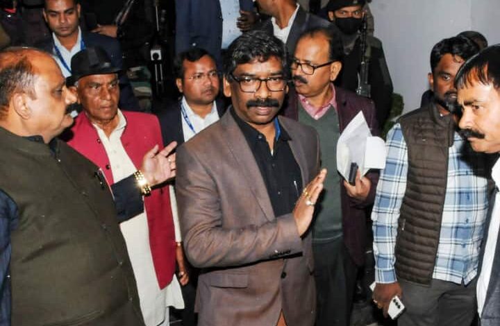 हेमंत सोरेन ने CM पद से दिया इस्तीफा, कौन होगा झारखंड का नया सीएम जाने