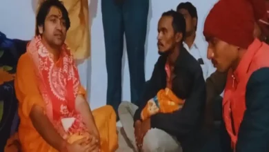 कवर्धा : मृतक साधाराम यादव के घर पहुंचे धीरेंद्र कृष्ण शास्त्री, आर्थिक सहायता देने का किया ऐलान