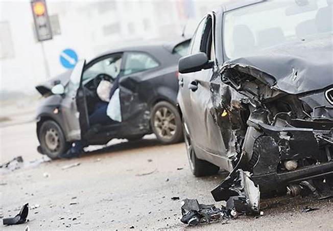 कार दुर्घटना: सिग्नल के चक्कर में हुआ बड़ा हादसा, मौके पर पहुंची दुर्ग पुलिस…