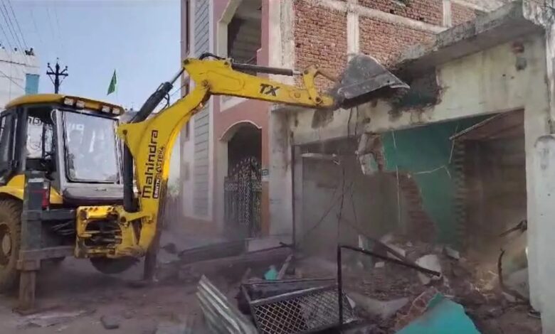 कवर्धा में चला बुलडोजर  : सदराम की हत्या करने वाले मुख्य आरोपी के दुकान पर चला बुलडोजर