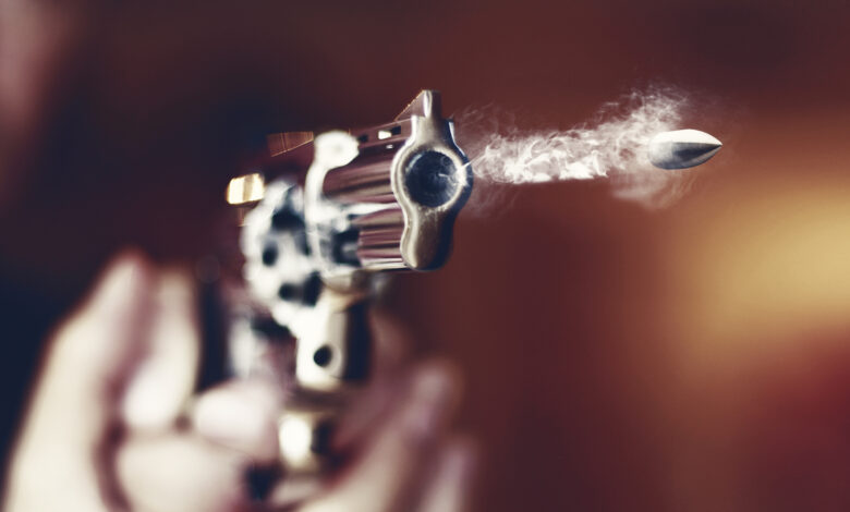 नगर पंचायत के पूर्व अध्यक्ष असीम राय की रविवार को दो नकाबपोश बदमाशों ने गोली मारकर कर दी हत्या