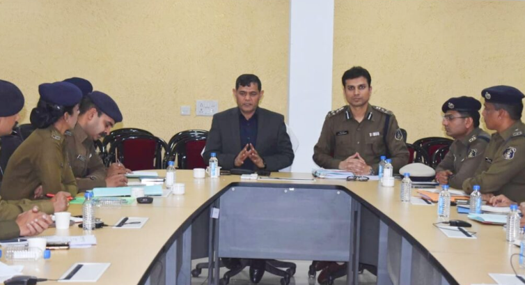 रायपुर के समस्त पुलिस राजपत्रित अधिकारियों एवं सभी थाना प्रभारियों की हुई बैठक…
