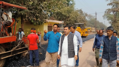 महापौर ने अफसरों के साथ मिलकर किया सड़क डामरीकरण निर्माण कार्य का निरीक्षण…