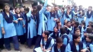 बड़ी संख्या में स्कूली बच्चों ने फिर से खोला मोर्चा, सड़कों पर उतर कर किया चक्का जाम, जानिए पूरा मामला…