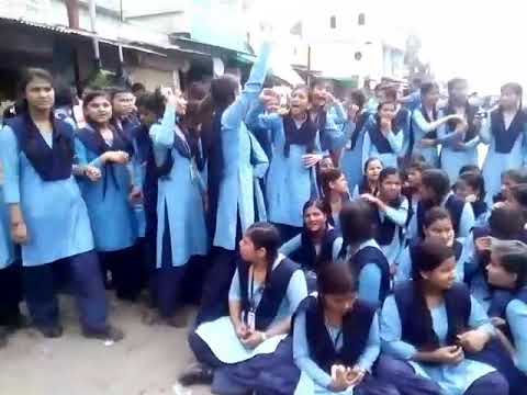 बड़ी संख्या में स्कूली बच्चों ने फिर से खोला मोर्चा, सड़कों पर उतर कर किया चक्का जाम, जानिए पूरा मामला…