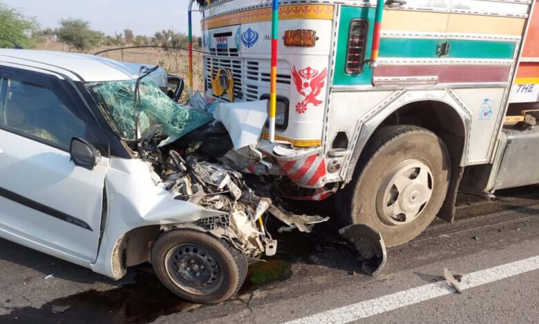 सड़क हादसा: ट्रक और कार के बीच हुई जोरदार भिड़ंत, मौके पर चालक ने तोड़ा दम…