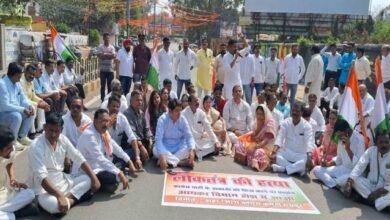 बैंक अकाउंट फ्रीज मामले में गरमाई सियासत, कांग्रेसजनों ने आयकर विभाग ऑफिस के सामने किया जमकर नारेबाजी