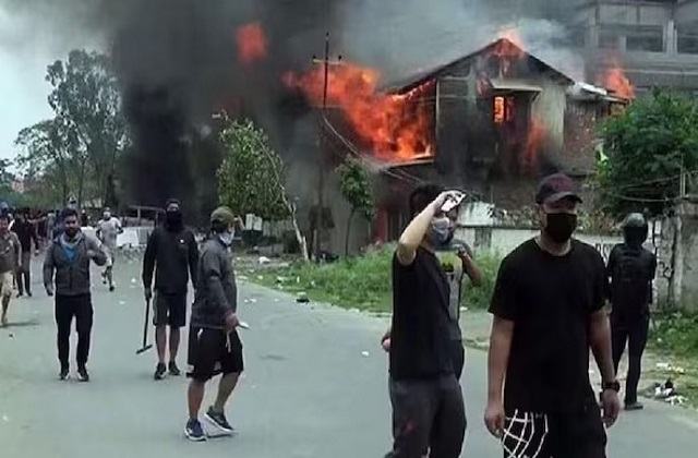 मणिपुर में फिर भड़की हिंसा,कांस्टेबल को निलंबित करने पर फूंका सरकारी कार्यालय