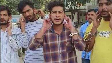 चाक़ू लहराते हुए बनाया वीडियो, पुलिस ने निकला जुलूस