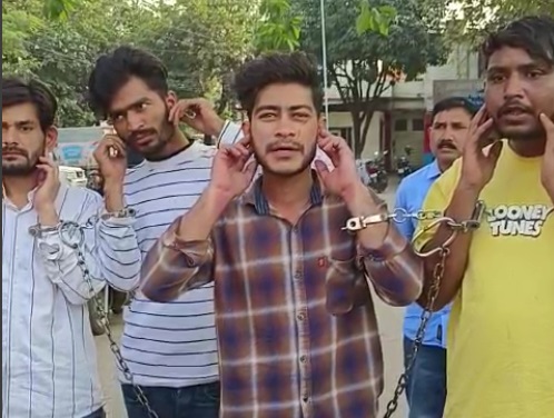 चाक़ू लहराते हुए बनाया वीडियो, पुलिस ने निकला जुलूस