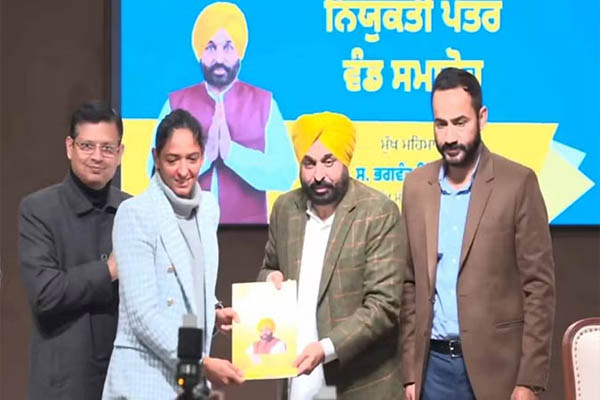 भारतीय महिला क्रिकेट टीम की कप्तान हरमनप्रीत कौर बनी DSP, खिलाड़ियों को दिया गया नियुक्ति पत्र भारतीय महिला क्रिकेट टीम की कप्तान हरमनप्रीत कौर बनी DSP, खिलाड़ियों को दिया गया नियुक्ति पत्र