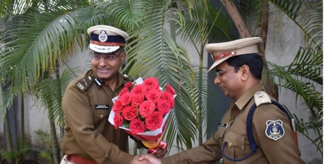 आईजी अमरेश मिश्रा और एसपी संतोष कुमार ने किया पदभार ग्रहण आईजी अमरेश मिश्रा और एसपी संतोष कुमार ने किया पदभार ग्रहण