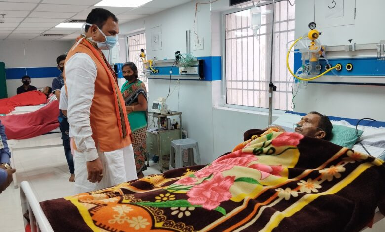 स्वास्थ्य मंत्री पहुंचे अम्बेडकर अस्पताल, मरीजों के परिजनों से की बातचीत