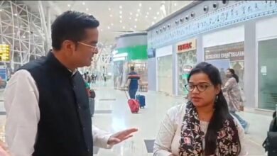 ओमान में फंसी महिला पहुंची रायपुर,एयरपोर्ट पर विधायक रिकेश सेन ने किया स्वागत