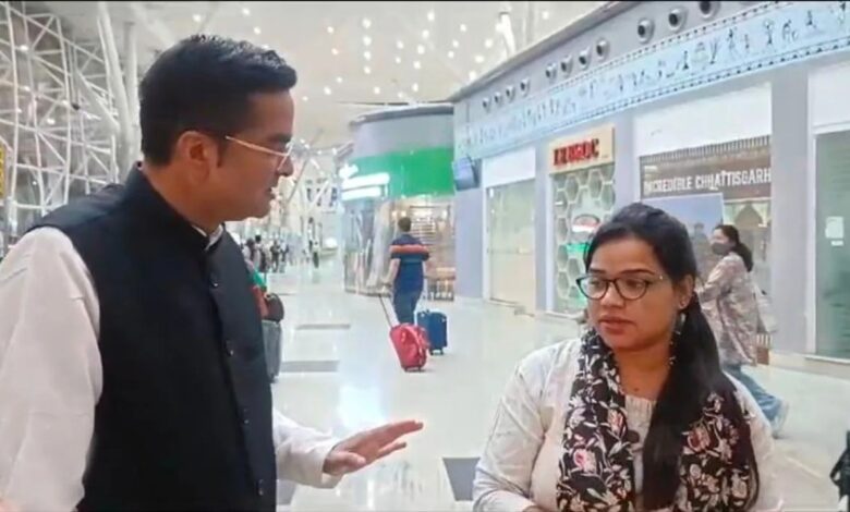 ओमान में फंसी महिला पहुंची रायपुर,एयरपोर्ट पर विधायक रिकेश सेन ने किया स्वागत