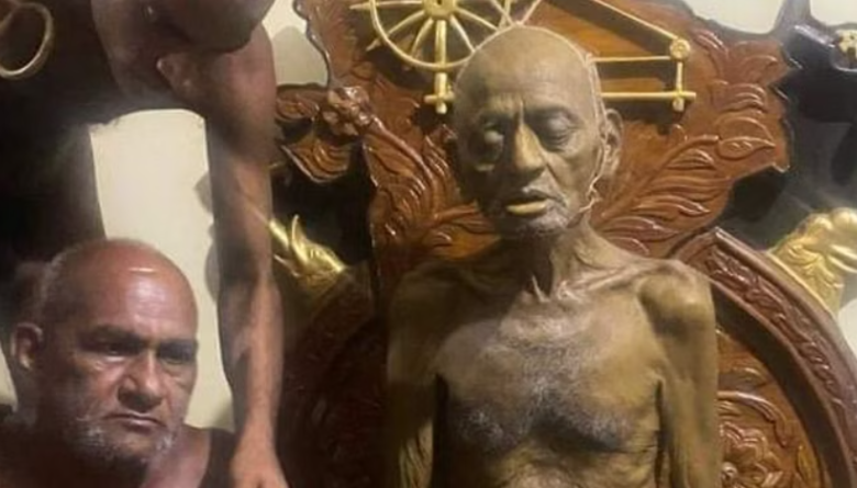 जैन संत शिरोमणि आचार्य विद्यासागर महाराज ने ली समाधि,3 दिन के कठिन उपवास के बाद शरीर त्यागा जैन संत शिरोमणि आचार्य विद्यासागर महाराज ने ली समाधि,3 दिन के कठिन उपवास के बाद शरीर त्यागा