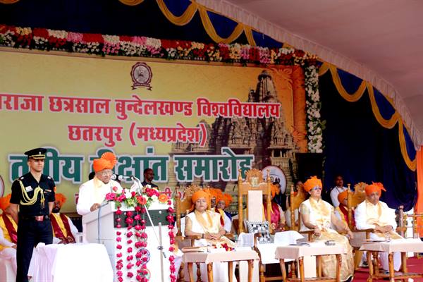 बसंत पंचमी पर दीक्षांत समारोह बुंदेली संस्कृति-संस्कार के साथ हुआ…