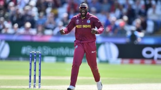 वेस्टइंडीज के खिलाड़ी का फोन और बैग छीन ले गए