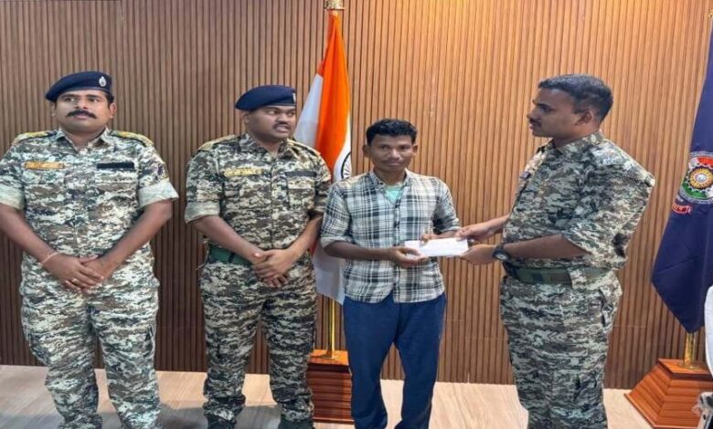 नक्सल मोर्चे पर बड़ी सफलता: 8 लाख के इनामी नक्सली ने किया सरेंडर, ताड़मेटला हमले में था शामिल…