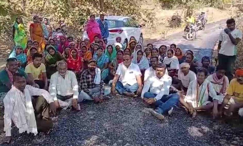 सड़क निर्माण में अनियमितता, ग्रामीणों ने किया विरोध…