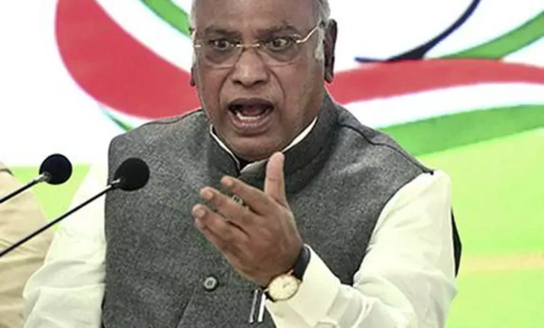 Congress : खड़गे ने कुत्ते से की अपनी पार्टी के बूथ एजेंट की तुलना, बीजेपी ने साधा निशान कहां इनकी दुर्दशा होना तय