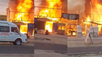 ढाबे में लगी भीषण आग, मौके पर पहुंची दमकल टीम… ढाबे में लगी भीषण आग, मौके पर पहुंची दमकल टीम…