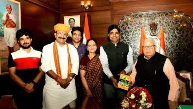 राज्यपाल श्री मिश्र को ‘रोल ऑफ होलिस्टिक मेडिसिन इन प्रेजेंट टाइम’ पुस्तक की प्रथम प्रति भेंट…