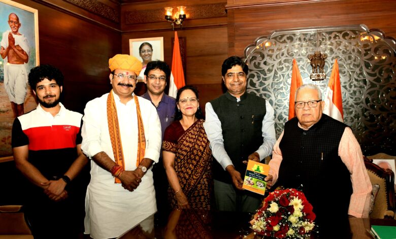 राज्यपाल श्री मिश्र को ‘रोल ऑफ होलिस्टिक मेडिसिन इन प्रेजेंट टाइम’ पुस्तक की प्रथम प्रति भेंट…