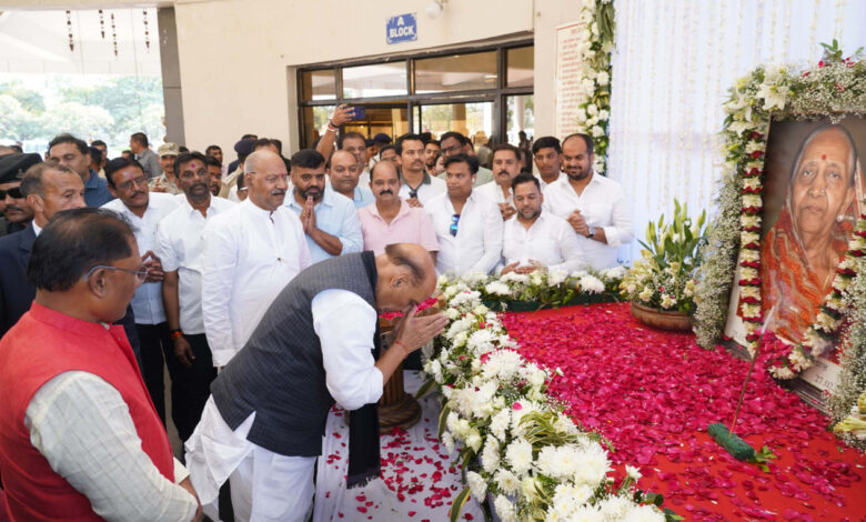 केन्द्रीय रक्षा मंत्री और मुख्यमंत्री स्कूल शिक्षा मंत्री श्री अग्रवाल की माता के शांति मिलन कार्यक्रम में हुए शामिल