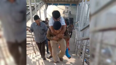 RPF जवान ने यात्री को कंधे पर लादकर चढ़ाई सीढ़ी, सोशल मीडिया पर वायरल हुआ वीडियो…