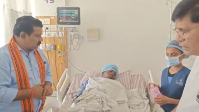 आईईडी ब्लास्ट : घायल युवक से मिलने पहुंचे गृहमंत्री शर्मा