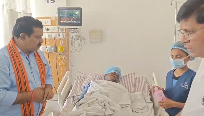 आईईडी ब्लास्ट : घायल युवक से मिलने पहुंचे गृहमंत्री शर्मा