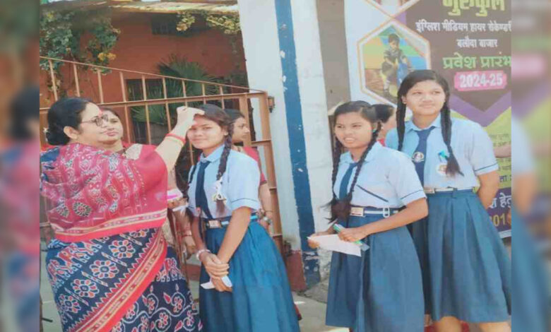 शिक्षकों ने परीक्षार्थियों के उज्जवल भविष्य के लिए दी शुभकामनाएं, तिलक लगाकर किया स्वागत…