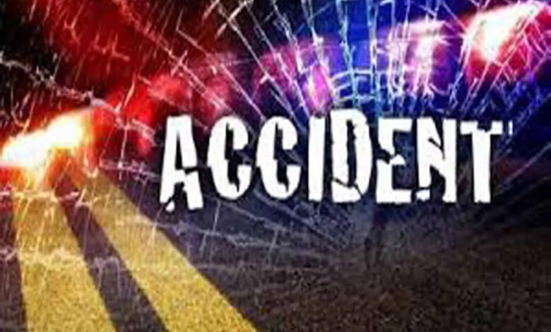 सड़क हादसा: तेज़ रफ्तार कार ने बाइक को मारी टक्कर, अनियंत्रित होकर बस से टकराई, मौके पर चालक की मौत