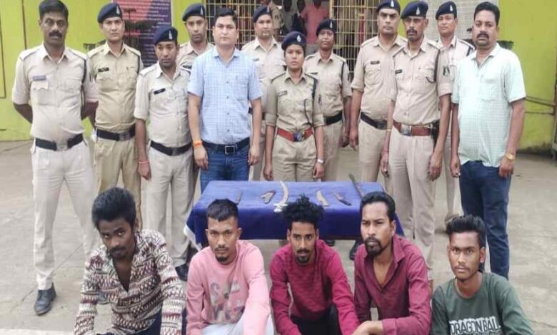 फरसा लहराने वाले पांच आरोपी गिरफ्तार, पहले भी काट चुके हैं जेल की सजा…