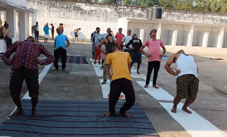 जेल में कैदियों को करा रहे हैं योगाभ्यास जेल में कैदियों को करा रहे हैं योगाभ्यास