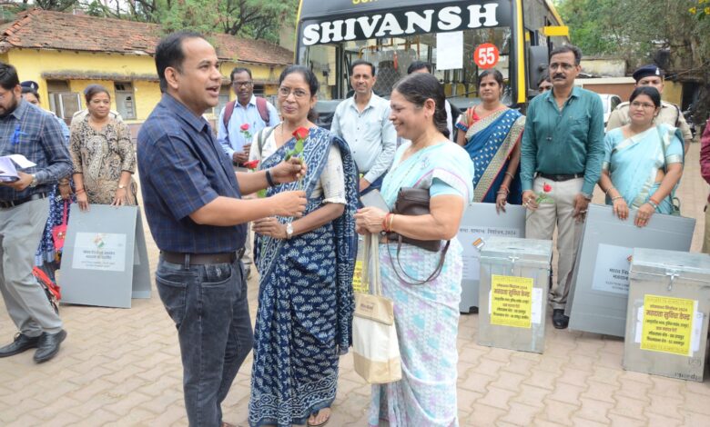 कलेक्टर ने पोस्टल बैलेट मतदान दलों को किया रवाना