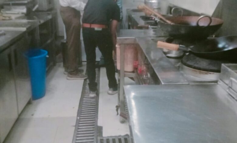 सिगावा रेस्टोरेंट पर गंदगी, निगम ने किया जुर्माना किया