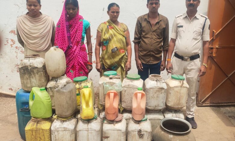 अवैध शराब बेचने वाले पकड़े गए