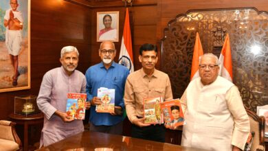 राज्यपाल श्री मिश्र को कलाकार श्री ब्रजराज राजावत ने चित्र-कथाओं का सेट भेंट किया…