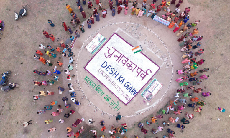 जिले में बाईक रैली एवं स्वीप दीपदान कार्यक्रम का आयोजन कर 26 अप्रैल को मतदान करने का दिया गया संदेश