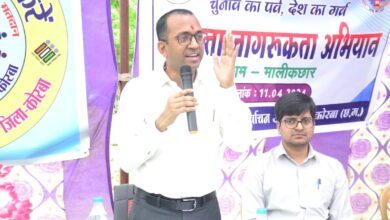 पगडंडियों और कच्ची राह से पैदल चलकर कलेक्टर पहुंचे अंतिम छोर के गांव…