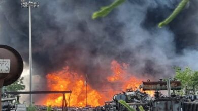 धुंए इस आसमान काला, बिजली विभाग के कार्यालय में आग