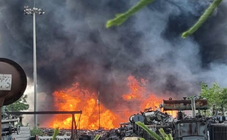 धुंए इस आसमान काला, बिजली विभाग के कार्यालय में आग