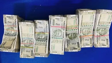 बैग में 17 लाख लेकर यात्रा कर रहे थे, तभी पुलिस ने चेकिंग में पकड़ा