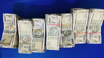 बैग में 17 लाख लेकर यात्रा कर रहे थे, तभी पुलिस ने चेकिंग में पकड़ा